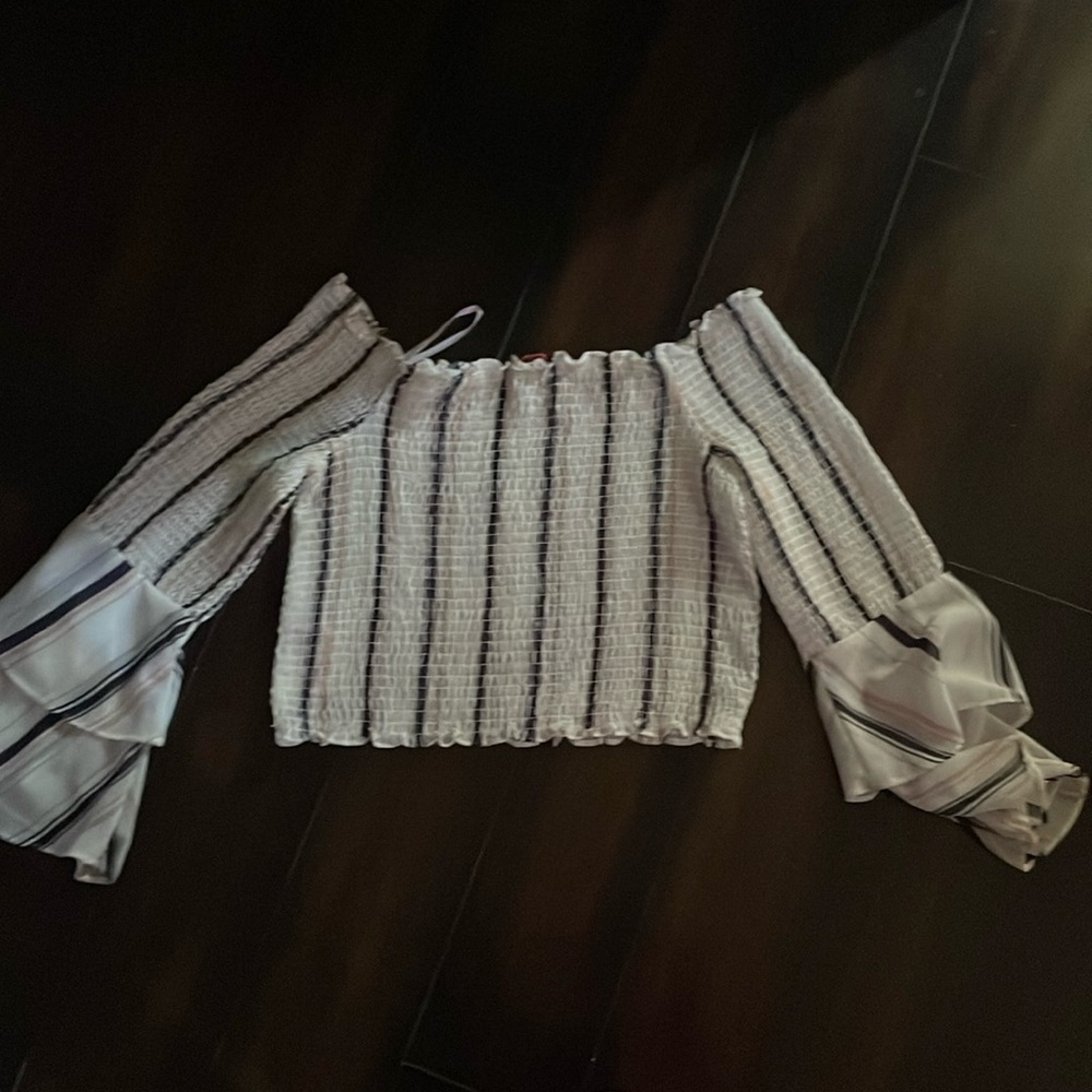 Guess ruffle sleeve top